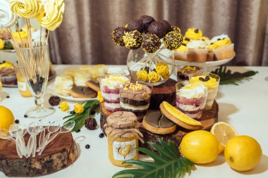 Çikolatalı kek çıkar, gözlük ve düğün çikolata bisküvi tatlılar. Tatil çikolata kahverengi ve sarı renkte