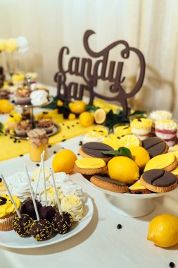 Tatil çikolata kahverengi ve sarı renkte. Limon Bisküvi ile sunulan çikolata düğün, pasta çıkar, Gözlük, limon ve kahve çekirdekleri tatlılar 