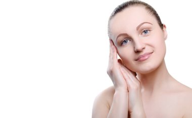 Bir kızla çıplak makyaj elleriyle yüzünü beyaz arka plan üzerinde izole yakınındaki portresi. Temiz sağlıklı cilt üzerinde beyaz kız. Uzay kopyalayın. Güzellik modeli. Çıplak makyaj