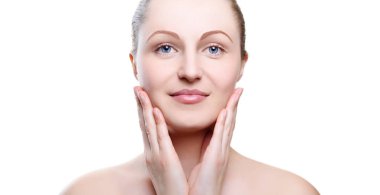 Beyaz arka plan üzerinde izole çene üzerinde elleriyle çıplak makyajlı kız portresi. Temiz sağlıklı cilt üzerinde beyaz kız. Güzellik modeli üzerinde beyaz izole. Çıplak makyaj.