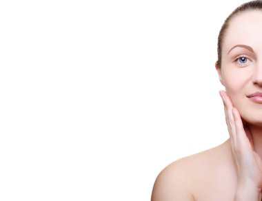 Beyaz arka plan üzerinde izole çene üzerinde elleriyle çıplak makyajlı kız portresi. Temiz sağlıklı cilt üzerinde beyaz kız. Kozmetik, spa, tıp, güzellik bakım. Güzellik modeli üzerinde beyaz izole. Çıplak makyaj.