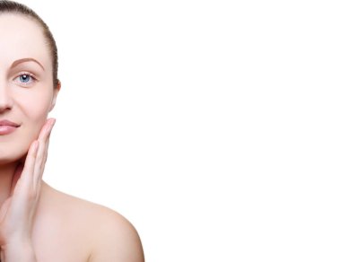 Beyaz arka plan üzerinde izole çene üzerinde elleriyle çıplak makyajlı kız portresi. Temiz sağlıklı cilt üzerinde beyaz kız. Kozmetik, spa, tıp, güzellik bakım. Güzellik modeli üzerinde beyaz izole. Çıplak makyaj.