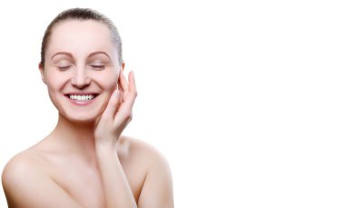 Beyaz arka plan üzerinde izole çene üzerinde elleriyle çıplak makyaj ile gülümseyen kız portresi. Temiz sağlıklı cilt üzerinde beyaz kız. Uzay kopyalayın. Güzellik modeli üzerinde beyaz izole. Çıplak makyaj. Güzel gülüş, beyaz dişler.