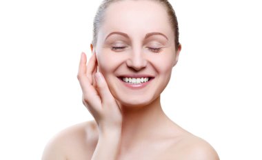 Beyaz arka plan üzerinde izole çene üzerinde elleriyle çıplak makyaj ile gülümseyen kız portresi. Temiz sağlıklı cilt üzerinde beyaz kız. Uzay kopyalayın. Güzellik modeli üzerinde beyaz izole. Çıplak makyaj