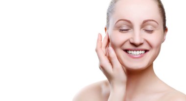 Beyaz arka plan üzerinde izole çene üzerinde elleriyle çıplak makyaj ile gülümseyen kız portresi. Temiz sağlıklı cilt üzerinde beyaz kız. Uzay kopyalayın. Güzellik modeli üzerinde beyaz izole. Çıplak makyaj. Güzel gülüş, beyaz dişler.