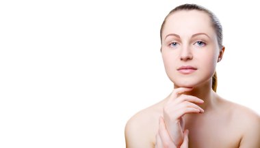 Beyaz arka plan üzerinde izole çene üzerinde elleriyle çıplak makyajlı kız portresi. Temiz sağlıklı cilt üzerinde beyaz kız. Uzay kopyalayın. Güzellik modeli üzerinde beyaz izole. Çıplak makyaj.