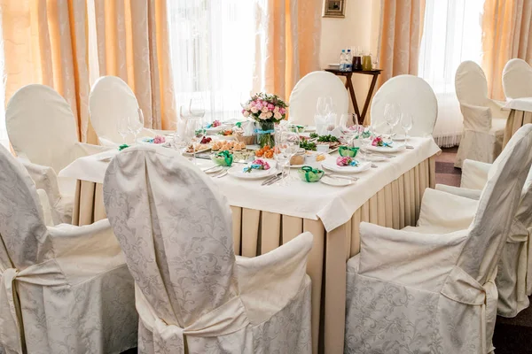 Stühle Mit Weißen Tüchern Und Tisch Für Die Gäste Für — Stockfoto