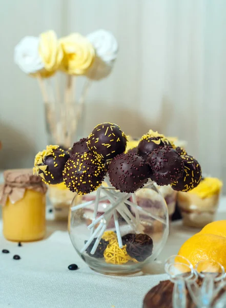 Chocolade Cake Pops Glazen Vaas Bruiloft Reep Vakantie Reep Gele — Stockfoto