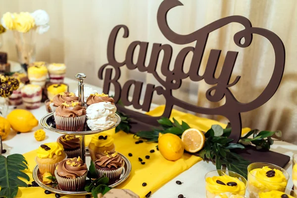 Vakantie Reep Candy Bar Geserveerd Met Cupcakes Met Chocolade Citroen — Stockfoto