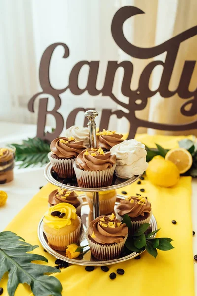 Vakantie Reep Candy Bar Geserveerd Met Cupcakes Met Chocolade Citroen — Stockfoto