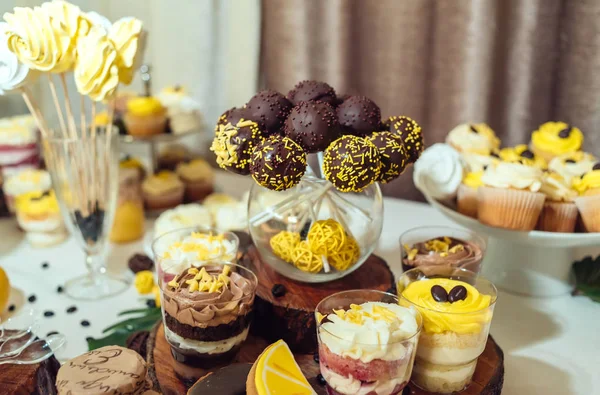 Chocolade Cake Pops Desserts Glazen Wedding Candy Bar Selectieve Aandacht — Stockfoto