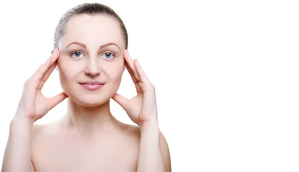 Bir Kızla Çıplak Makyaj Elleriyle Yüzünü Beyaz Arka Plan Üzerinde — Stok fotoğraf