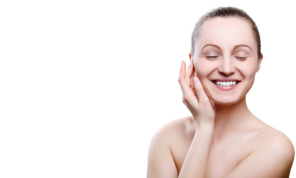 Портрет улыбающейся девушки с обнаженным макияжем с руками на подбородке изолирован на белом фоне. Девушка с чистой здоровой кожей на белом. Принято. Модель красоты изолирована на белом. Красивая улыбка, белые зубы
