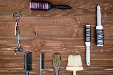 Kuaför araçlar ahşap arka plan üzerinde. Üstten görünüm makas, hairbrushe ve tarak, boş alan ahşap tablo. Berber, erkeklik kavramı