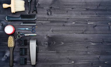 Kuaför araçlar ahşap arka plan üzerinde. Üstten görünüm makas, tarak, fırçaları ve tokalar, boş alan ahşap tablo