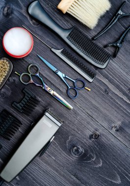 Kuaför araçlar ahşap arka plan üzerinde. Üstten görünüm makas, tarak, fırçaları ve tokalar, boş alan ahşap tablo. Berber, erkeklik kavramı