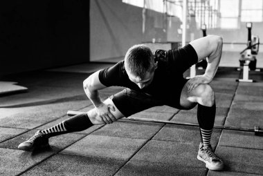 Genç adam eğitim önce kasları hazırlanıyor. Egzersiz kas atlet. Germe adam uygun. Isınma-up profesyonel sporcu