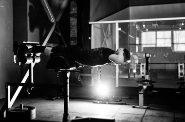 Eğitim sırt kasları genç adam. Egzersiz kas atlet. Tam vücut uzunluğu portre