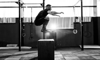 Genç adam bir kutu atlama egzersiz rutin bir parçası olarak uygun. Kutusunu atlamak spor yapan erkek. Atlet kutusunu atlar gerçekleştiriyor 