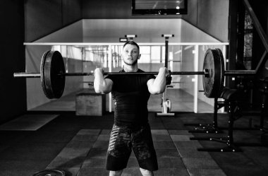 Genç atlet spor salonunda halter kaldırma uygun. Spor salonu Eğitim 