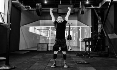 Genç atlet spor salonunda halter kaldırma uygun. Spor salonu Eğitim 