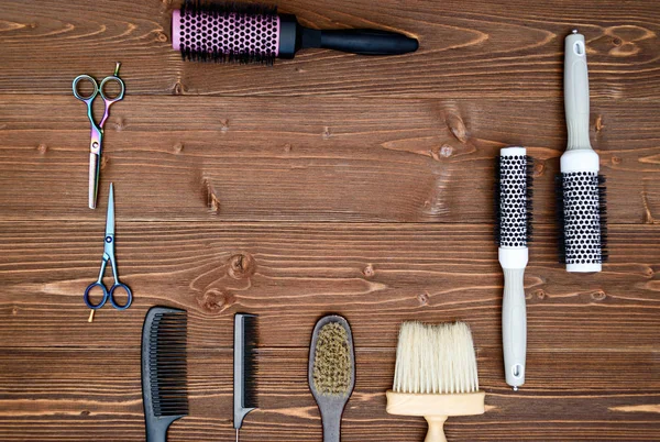 Kuaför araçlar ahşap arka plan üzerinde. Üstten görünüm makas, hairbrushe ve tarak, boş alan ahşap tablo. Berber, erkeklik kavramı