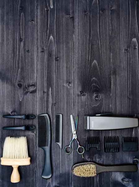Kuaför araçlar ahşap arka plan üzerinde. Üstten görünüm makas, tarak, fırçaları ve tokalar, boş alan ahşap tablo. Berber dükkanı