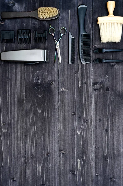 Kuaför araçlar ahşap arka plan üzerinde. Üstten görünüm makas, tarak, fırçaları ve tokalar, boş alan ahşap tablo. Berber dükkanı