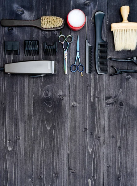Kuaför araçlar ahşap arka plan üzerinde. Üstten görünüm makas, tarak, fırçaları ve tokalar, boş alan ahşap tablo