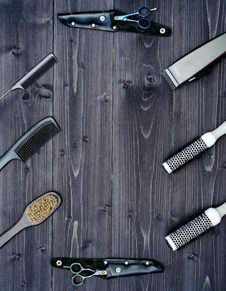 Kuaför araçlar ahşap arka plan üzerinde. Üstten görünüm makas, tarak, fırçaları ve tokalar, boş alan ahşap tablo. Berber, erkeklik kavramı
