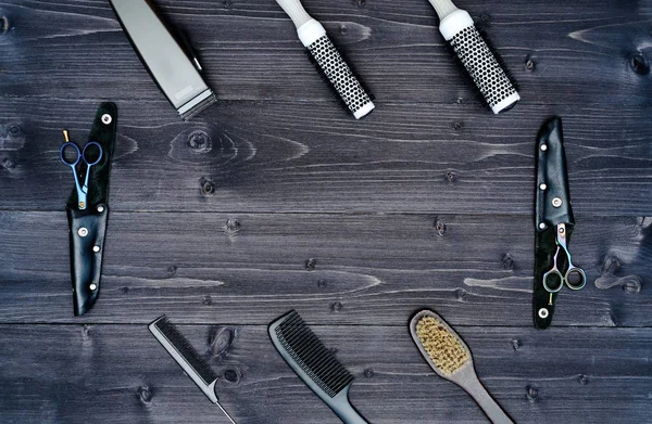 Kuaför araçlar ahşap arka plan üzerinde. Üstten görünüm makas, tarak, fırçaları ve tokalar, boş alan ahşap tablo. Berber, erkeklik kavramı