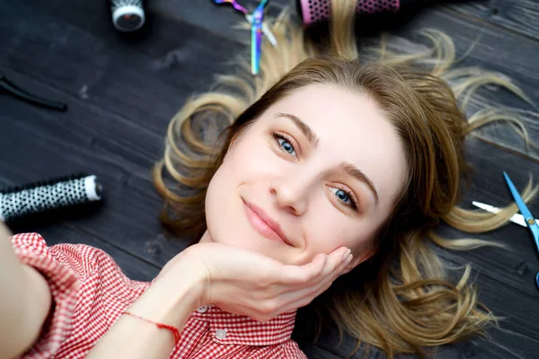 Selfie Foto Feliz Sorrindo Jovem Mulher Camisa Xadrez Com Ferramentas — Fotografia de Stock