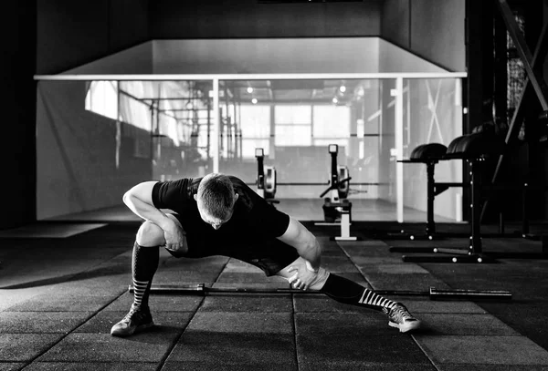 Jovem Preparando Músculos Antes Treino Atleta Muscular Exercitando Ginásio Homem — Fotografia de Stock