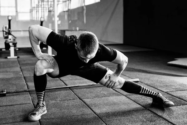 Junger Mann Der Vor Dem Training Muskeln Trainiert Muskulöser Sportler — Stockfoto