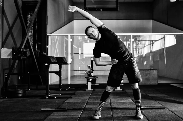 Hombre Joven Preparando Los Músculos Antes Del Entrenamiento Atleta Muscular — Foto de Stock