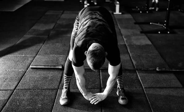 年轻人在训练前准备肌肉 肌肉运动员锻炼 适合人伸展 职业运动员热身 — 图库照片