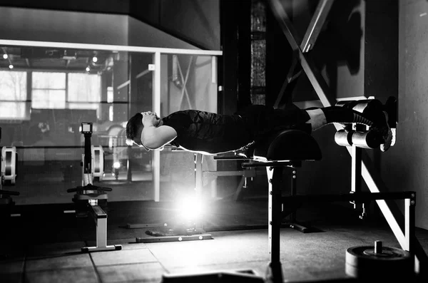 Jovem Treinando Músculos Das Costas Exercício Atleta Muscular Retrato Corpo — Fotografia de Stock