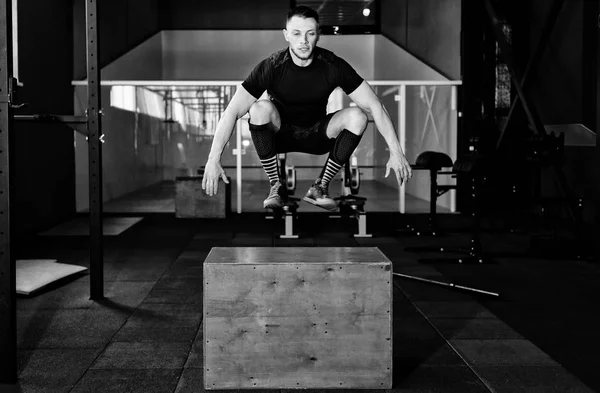 Přizpůsobit Mladý Muž Skočí Krabici Rámci Cvičení Rutiny Člověk Dělá — Stock fotografie