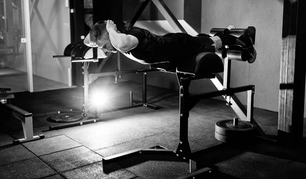 Junger Mann Trainiert Rückenmuskulatur Muskulöser Sportler Beim Training Ganzkörperporträt — Stockfoto