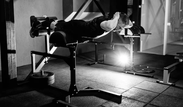 Ung Man Utbildning Ryggmusklerna Muskulös Atlet Utövar Hela Kroppen Längd — Stockfoto