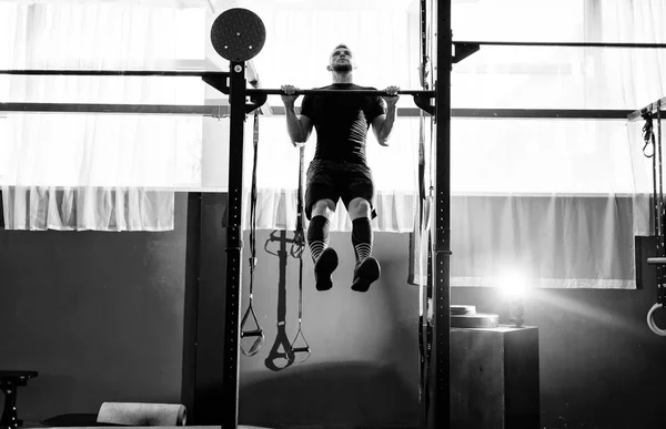 肌肉大胡子的男子训练他的二头肌和背部在健身房 锻炼生活方式概念 — 图库照片