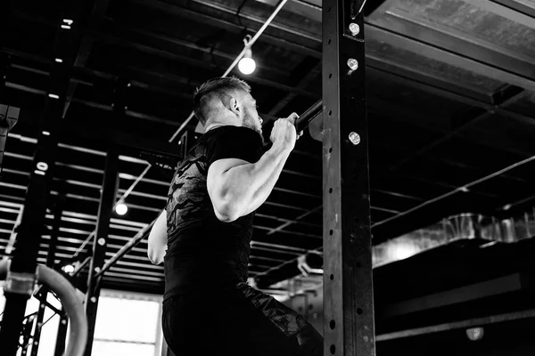 Svalová Vousatý Muž Školení Jeho Biceps Zpět Tělocvičně Pull Koncept — Stock fotografie