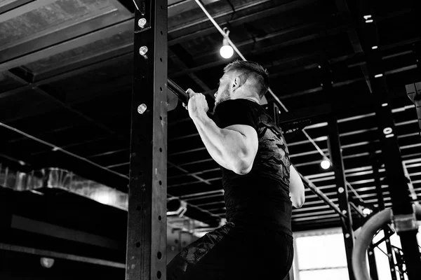 Homem Barbudo Musculoso Treinar Bíceps Voltar Para Ginásio Puxem Nos — Fotografia de Stock