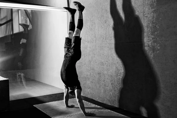 Atleta Facendo Flessioni Sulle Mani Mentre Piedi Testa Giù Vicino — Foto Stock