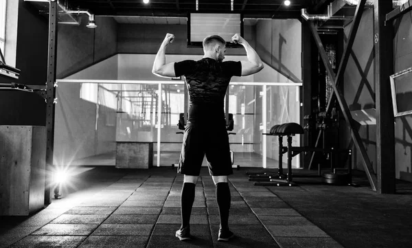 Ung Man Förbereder Musklerna Före Träning Bakifrån Muskulös Atlet Utövar — Stockfoto