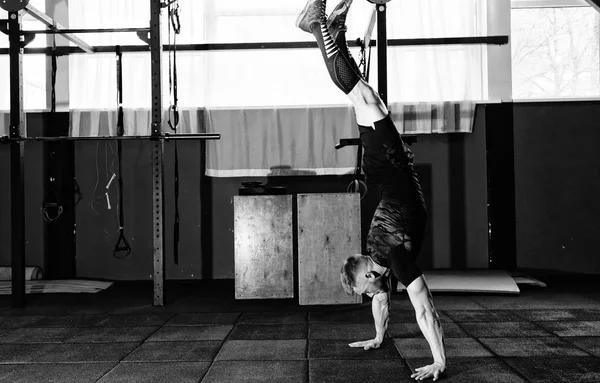 Atlet Spor Salonunda Baş Aşağı Duran Ellerinin Üstünde Yürümek Crossfit — Stok fotoğraf