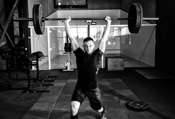 Genç atlet spor salonunda halter kaldırma uygun. Spor salonu Eğitim 