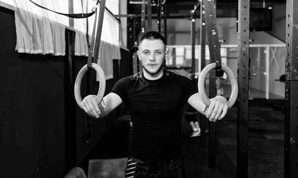 Sportler Der Seine Muskeln Den Ringen Trainiert Mann Trainiert Turnhalle — Stockfoto