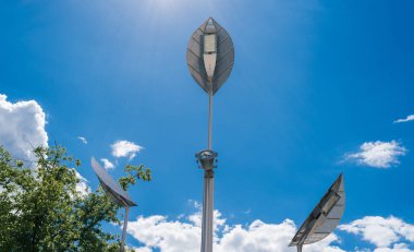 LED ışığı street bulut mavi gökyüzü ile metin için özgür yer. LED sokak lambaları, enerji tasarrufu sağlayan, mavi gökyüzü arka plan üzerinde bulutlar