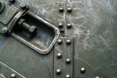 Cıvata ve perçinli yeşil endüstriyel metal arka plan dokusu. Eski boyanmış metal arka plan, askeri uçağın detayları, yüzeyde aşınma, perçinli metal doku.